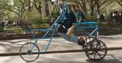 SkyBike, pédaler la tête en bas sur un curieux vélo inversé…