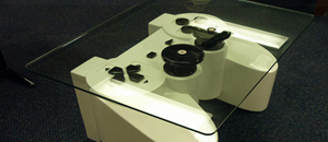 [WANT!] Une manette Playstation géante faisant office de table