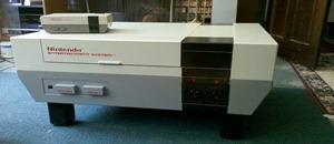 Une console Nintendo NES géante en guise de table basse Une console Nintendo NES géante en guise de table basse