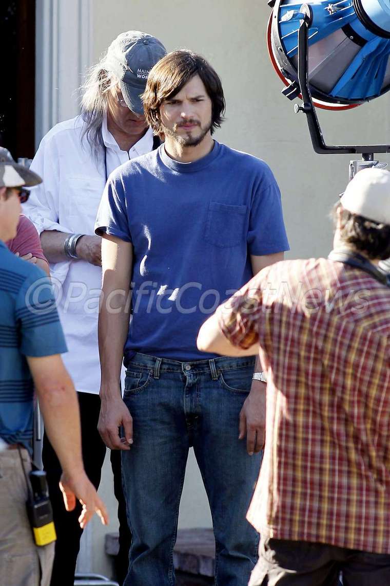 **EXCLUSIVE** FIRST ON SET PHOTOS - Ashton Kutcher channels Steve Jobs for the first day of shooting 