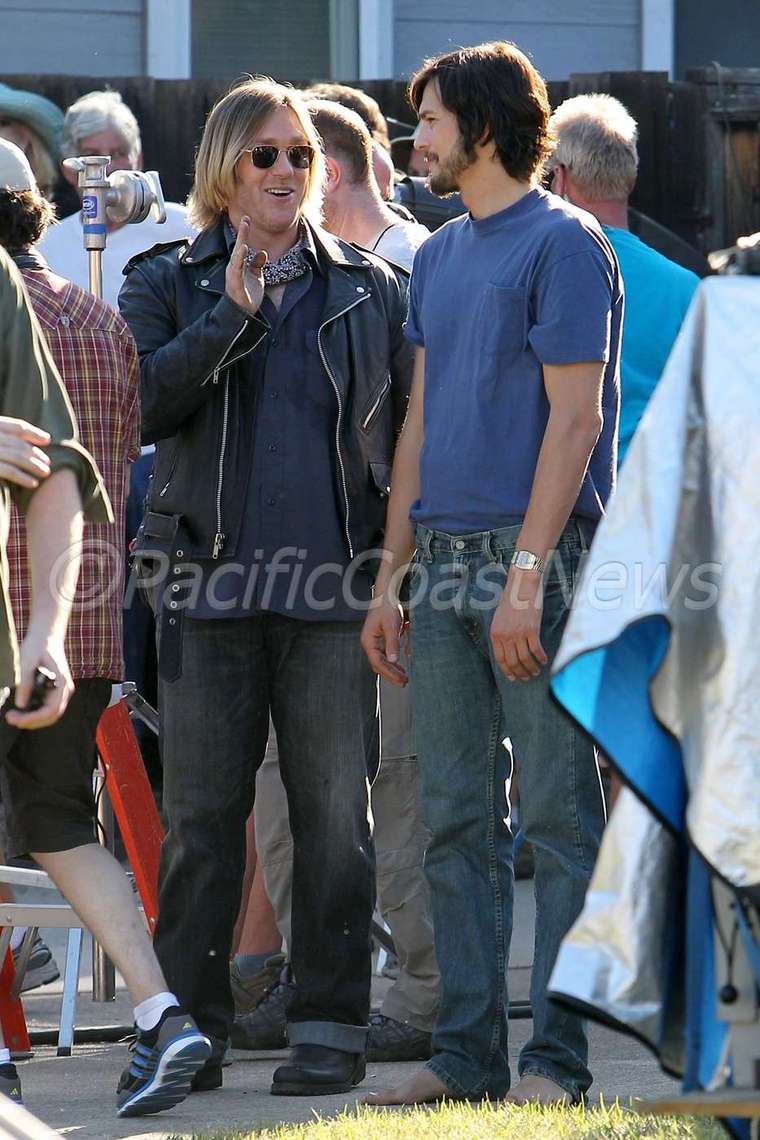**EXCLUSIVE** FIRST ON SET PHOTOS - Ashton Kutcher channels Steve Jobs for the first day of shooting 