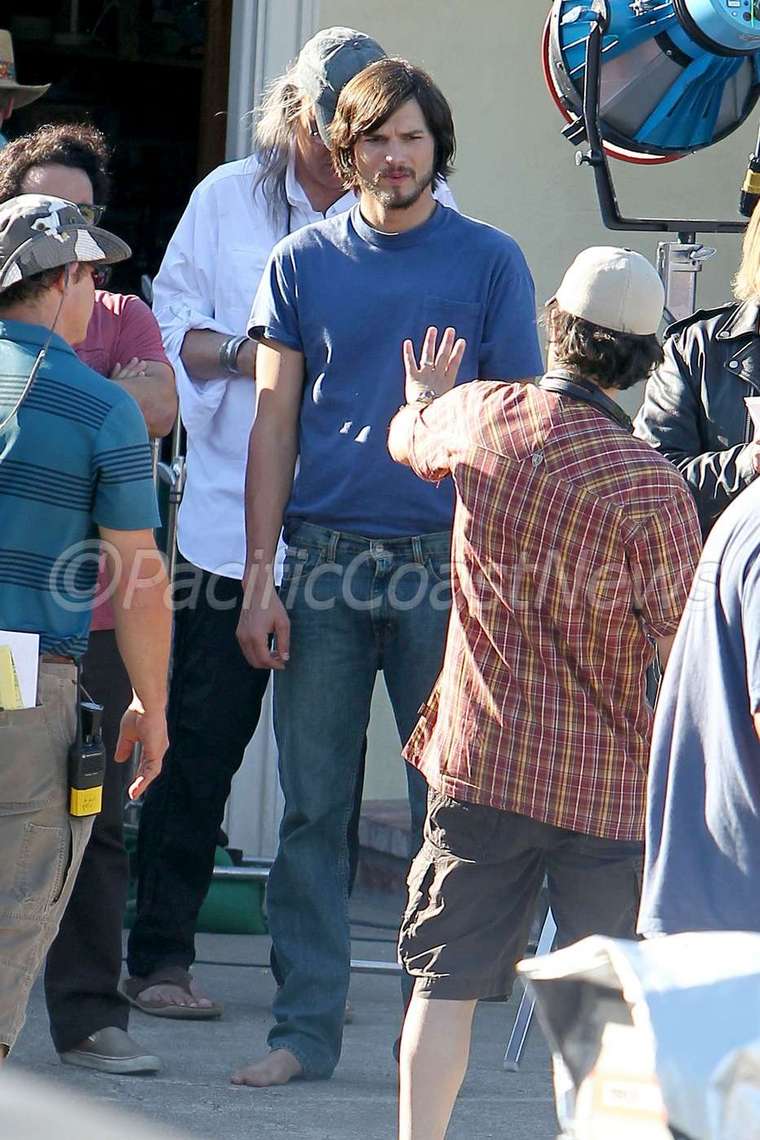 **EXCLUSIVE** FIRST ON SET PHOTOS - Ashton Kutcher channels Steve Jobs for the first day of shooting 
