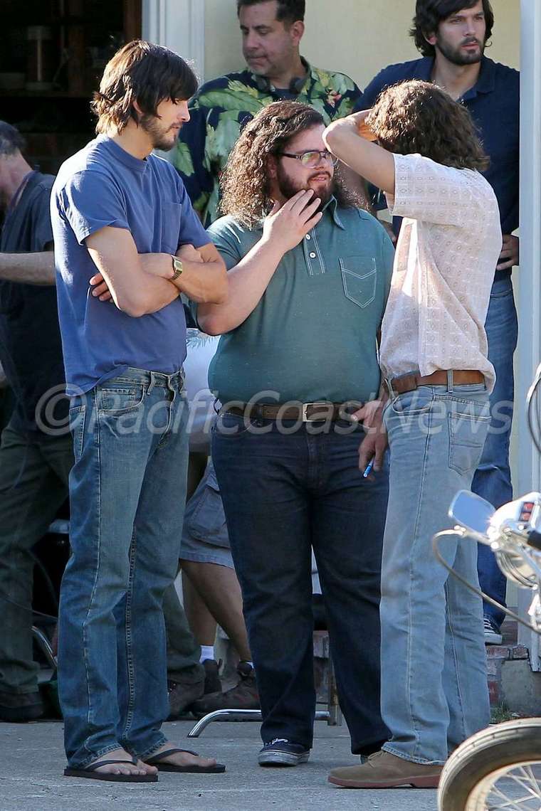**EXCLUSIVE** FIRST ON SET PHOTOS - Ashton Kutcher channels Steve Jobs for the first day of shooting 