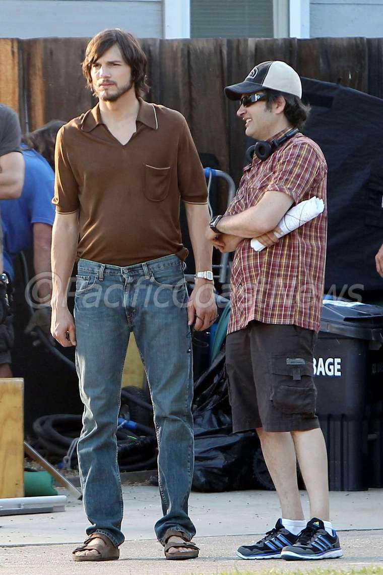 **EXCLUSIVE** FIRST ON SET PHOTOS - Ashton Kutcher channels Steve Jobs for the first day of shooting 