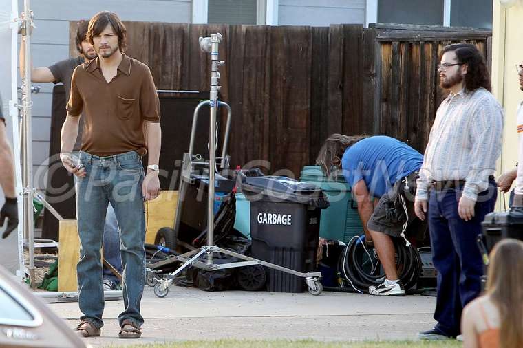 **EXCLUSIVE** FIRST ON SET PHOTOS - Ashton Kutcher channels Steve Jobs for the first day of shooting 
