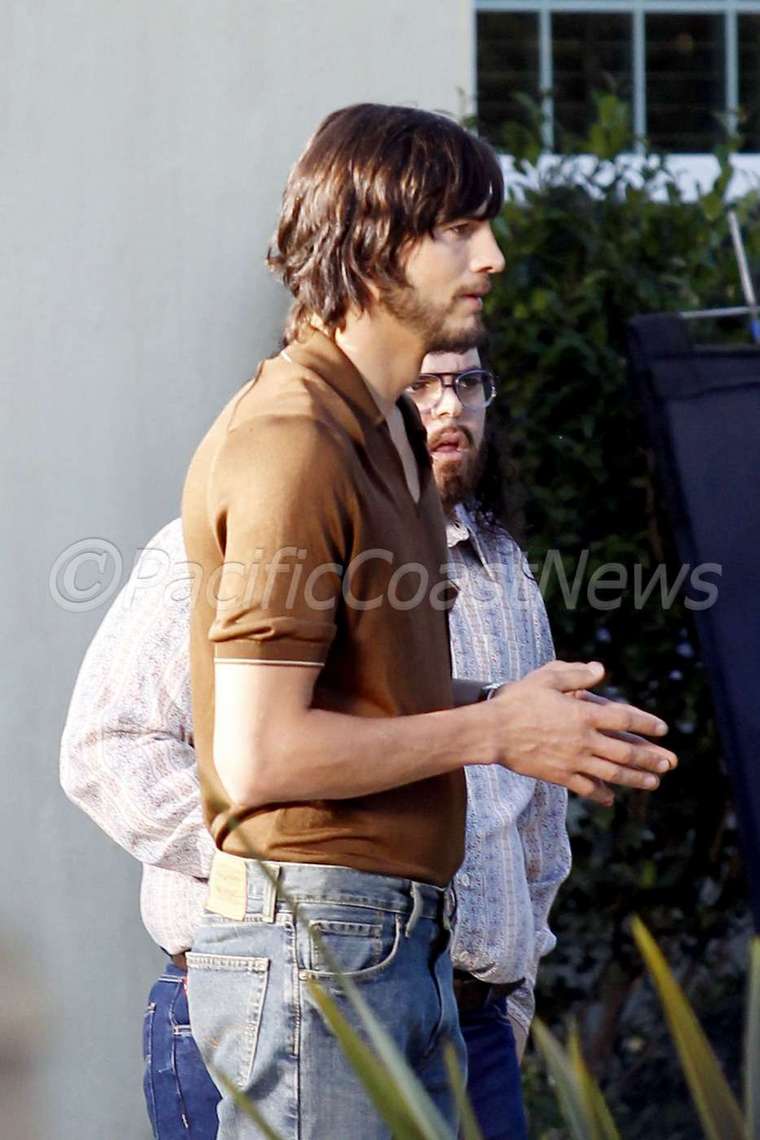 **EXCLUSIVE** FIRST ON SET PHOTOS - Ashton Kutcher channels Steve Jobs for the first day of shooting 