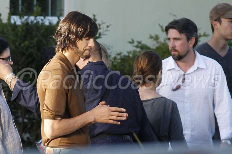 **EXCLUSIVE** FIRST ON SET PHOTOS - Ashton Kutcher channels Steve Jobs for the first day of shooting 