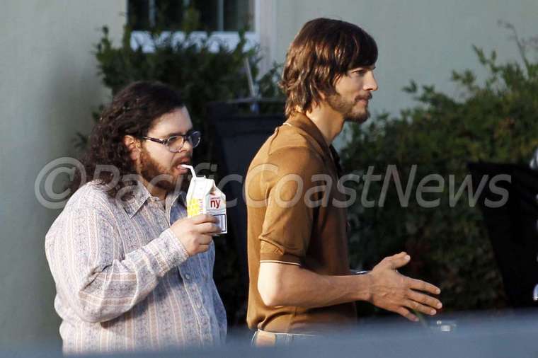 **EXCLUSIVE** FIRST ON SET PHOTOS - Ashton Kutcher channels Steve Jobs for the first day of shooting 