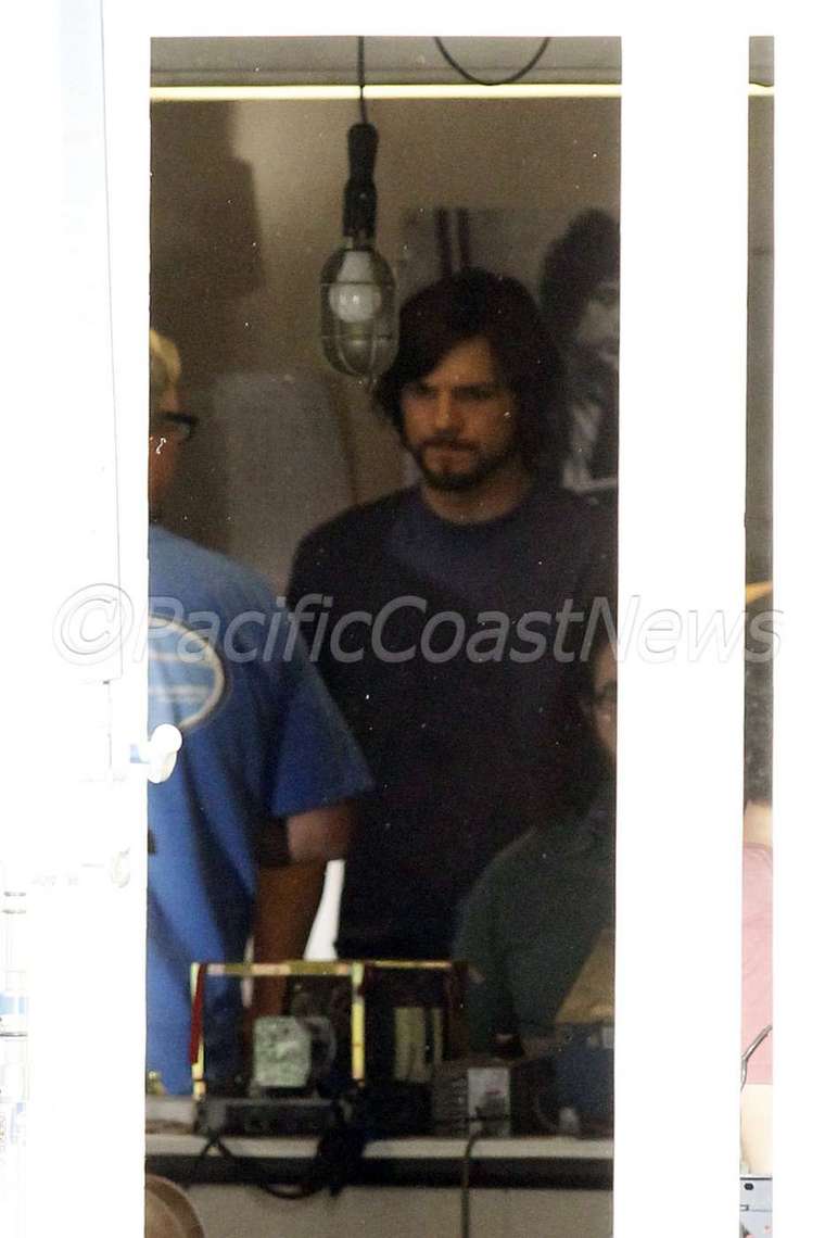 **EXCLUSIVE** FIRST ON SET PHOTOS - Ashton Kutcher channels Steve Jobs for the first day of shooting 