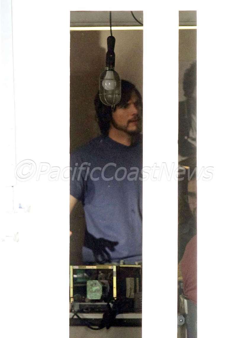 **EXCLUSIVE** FIRST ON SET PHOTOS - Ashton Kutcher channels Steve Jobs for the first day of shooting 
