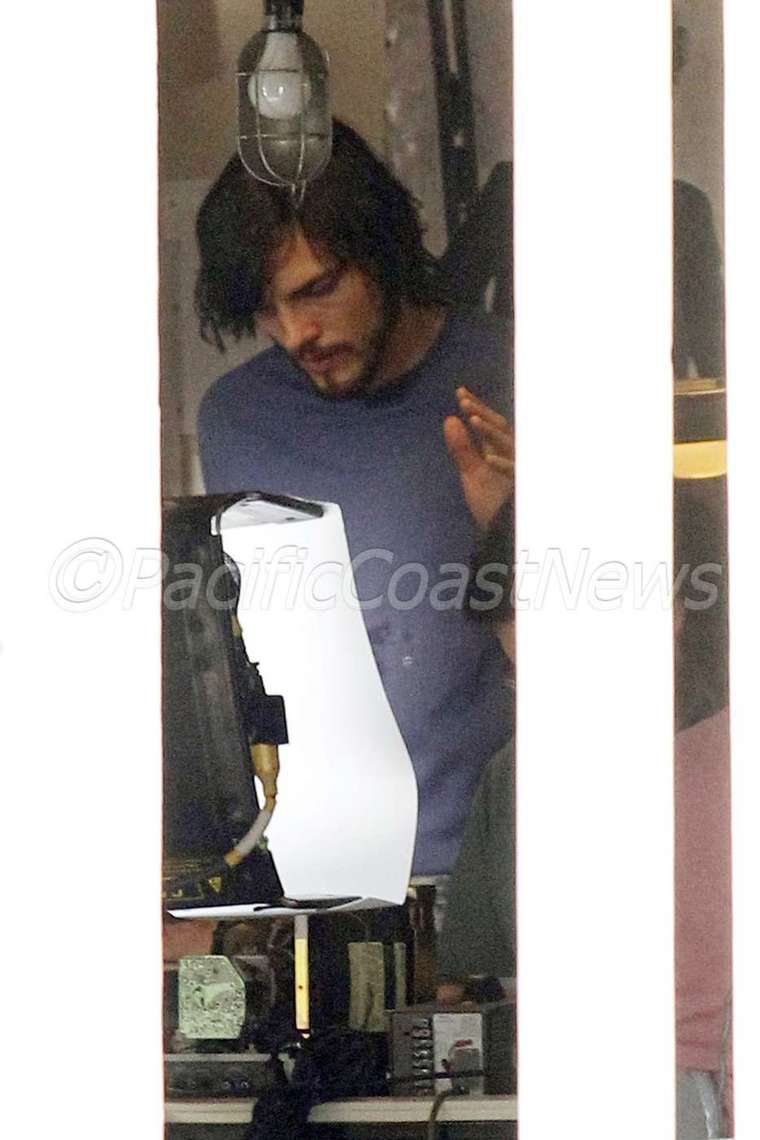 **EXCLUSIVE** FIRST ON SET PHOTOS - Ashton Kutcher channels Steve Jobs for the first day of shooting 