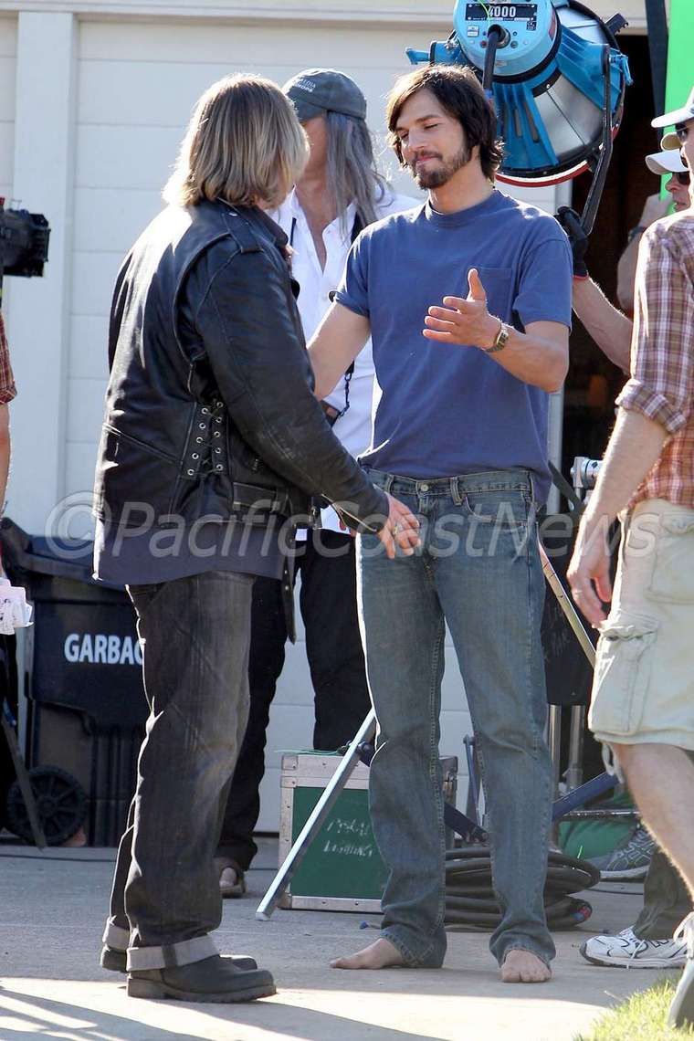 **EXCLUSIVE** FIRST ON SET PHOTOS - Ashton Kutcher channels Steve Jobs for the first day of shooting 