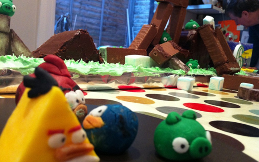 Angry-Birds-Cake-demolish