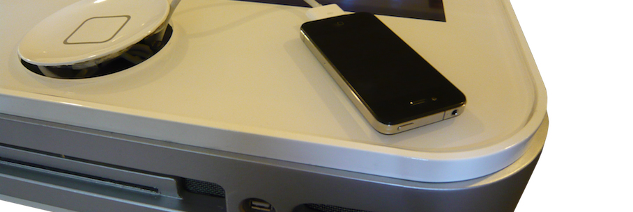 Photo de Un iPhone 4 géant faisant office de table de salon et téléviseur!
