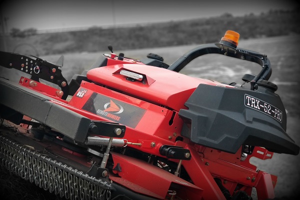 Une tondeuse à gazon tout terrain télécommandée 